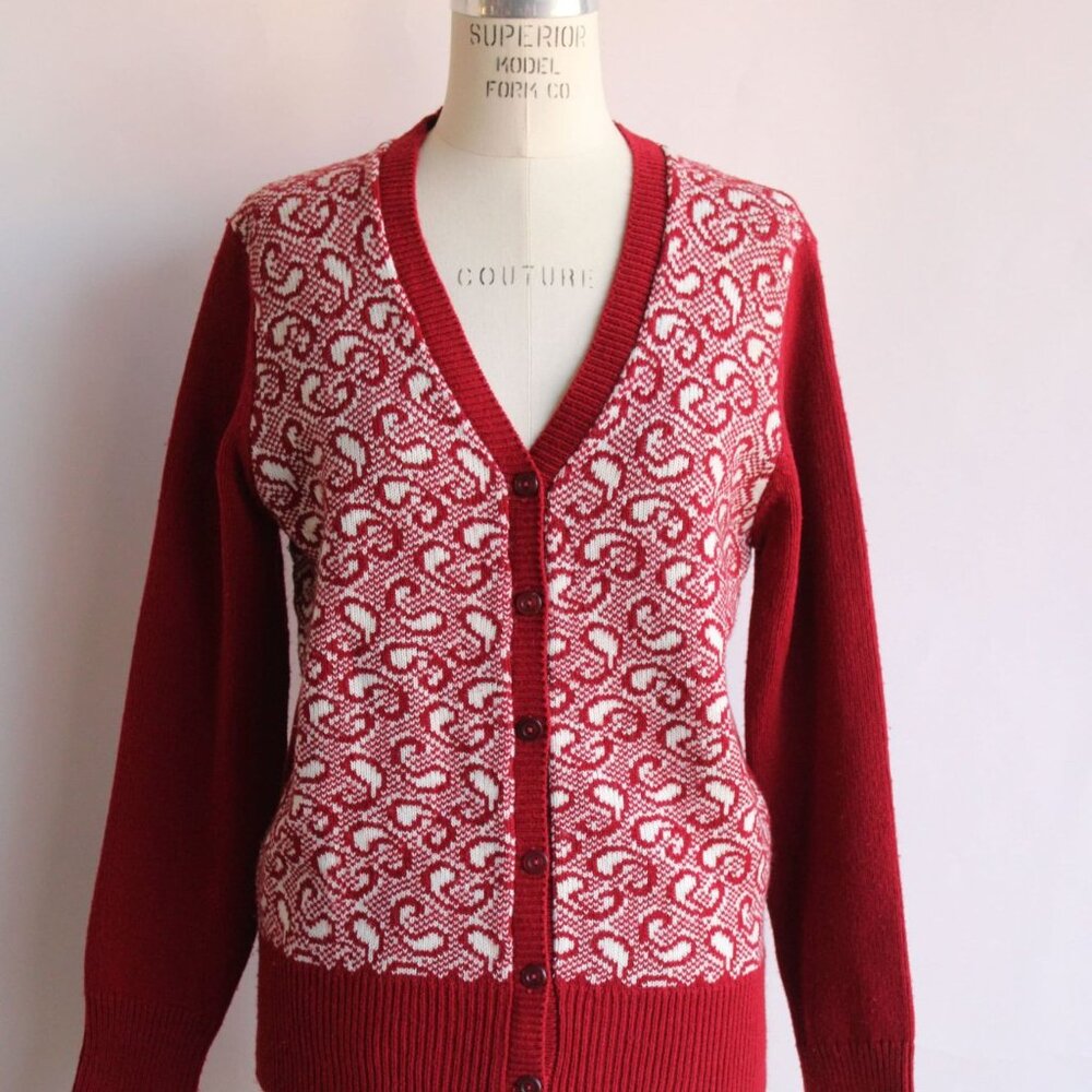 Vintage 1970s Cardigan Sweater, Volup Full Fashioned Red and White Paisley, Sz L - Picture 2 of 10